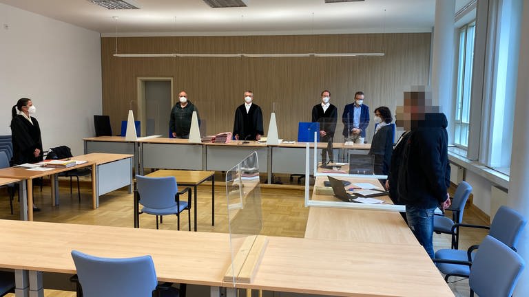 Vor dem Landgericht Koblenz soll das Urteil gegen einen mutmaßlich falschen Polizisten gesprochen werden. (Foto: SWR)