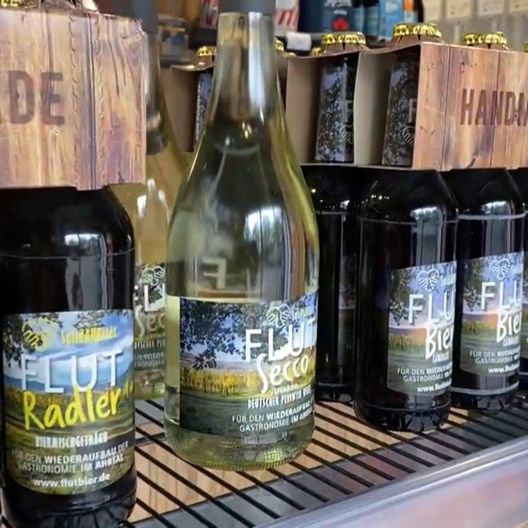 In einem Getränkehandel stehen Bierflaschen und Sekt mit dem Etikett "Flutbier" (Foto: SWR)