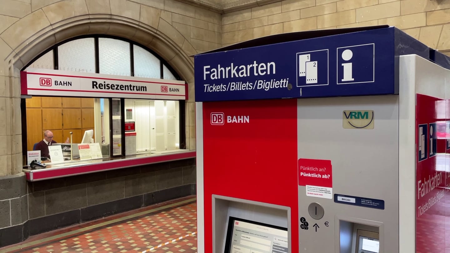 Bahnsteighalle in Cochem (Mosel) mit Reisezentrum und Fahrkartenautomat (Foto: SWR)
