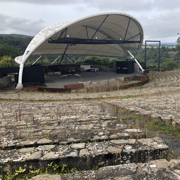 Das Gelände der Lorely-Freilichtbühne, der halbrundgeschwungene und leicht zur Bühne abfallende Zuschauerbereich und die Bühne mit dem Kuppeldach - alles menschenleer (Foto: SWR)