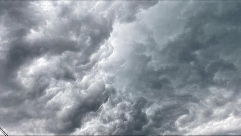 Dicke graue Knubbelwolken über dem Westerwald (Foto: SWR)