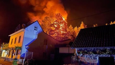 Brennendes Zweifamilienhaus in Rheinbreitbach (Foto: Polizeiinspektion Linz)