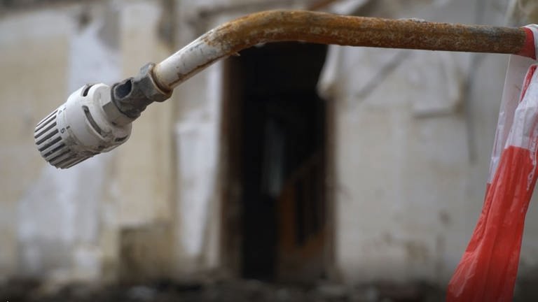 zerstörter Heizkörper nach der Hochwasserkatastrophe in Dernau im Ahrtal