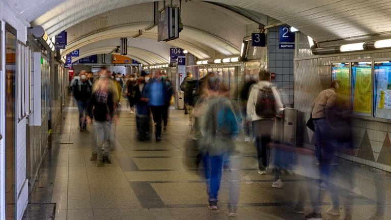 Fahrgäste gehen durch den Tunnel des Koblenzer Hauptbahnhofes, der zu den Gleisen führt.  (Foto: dpa Bildfunk, picture alliance/dpa | Thomas Frey)