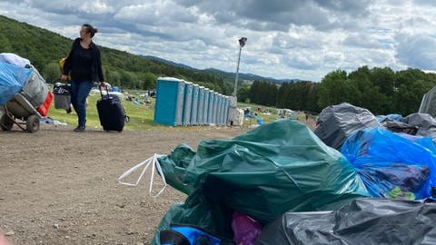 Bühnen und Zelte werden abgebaut, die Besucher machen sich auf den Heimweg. Die erste Ausgabe von Rock am Ring am Nürburgring nach zwei Jahren (Foto: SWR)