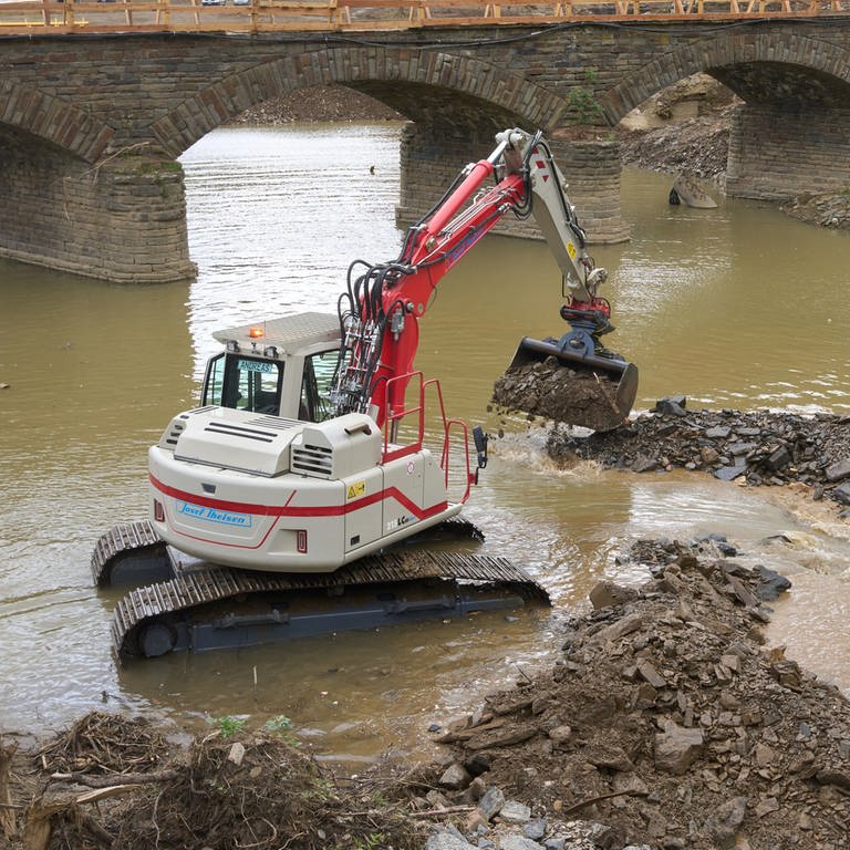 Ein Bagger gibt dem Flussbett der Ahr nach der Flutkatastrophe eine neue Struktur. (Foto: dpa Bildfunk, Picture Alliance)
