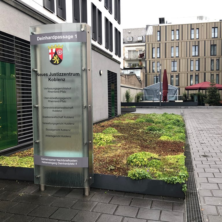 Eingang Neues Justizzentrum Koblenz mit Staatsanwaltschaft (Foto: SWR)