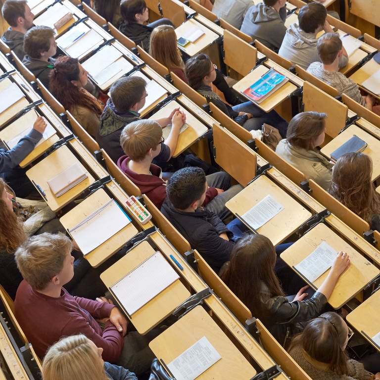 Studierende der Universität Koblenz-Landau sitzen im großen Hörsaal der Hochschule