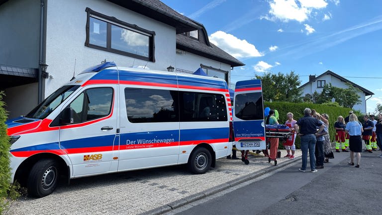Der Arbeiter-Samariter-Bund hat einen neuen Wünschewagen gestiftet bekommen. (Foto: SWR)