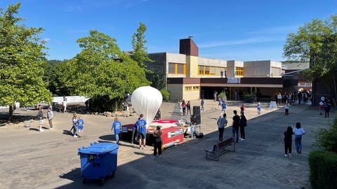 Der Wetterballon des Wiedtal-Gymnasiums in Neustadt startet vom Schulhof aus in die Stratosphäre. (Foto: SWR)