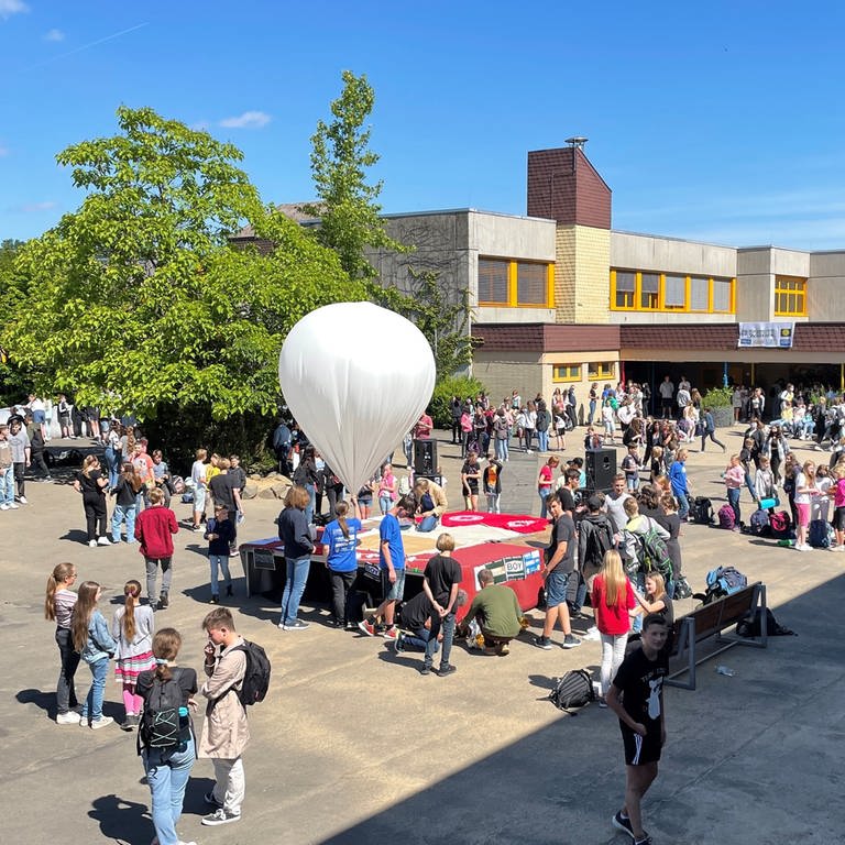 Das Wiedtal-Gymnasium lässt von seinem Schulhof aus einen Wetterballon aufsteigen. (Foto: SWR)