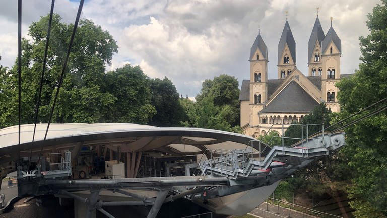 Die Talstation der Seilbahn in direkter Nachbarschaft zur Sankt Kastor Basilika in Koblenz (Foto: SWR)