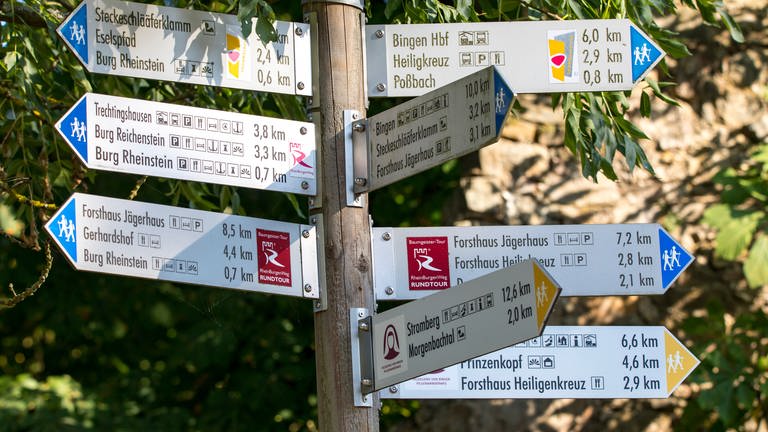 Wegweiser zu vielen verschiedenen Wanderwegen im Rheingau, im UNESCO Welterbe oberes Mittelrheintal, bei Bingen, (Foto: dpa Bildfunk, picture alliance / Jochen Tack | Jochen Tack)