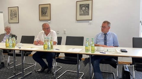 Der Kreisbeigeordnete Gerd Dittmann von den Grünen (rechts) tritt zum 31. August 2022 zurück. (Foto: SWR)