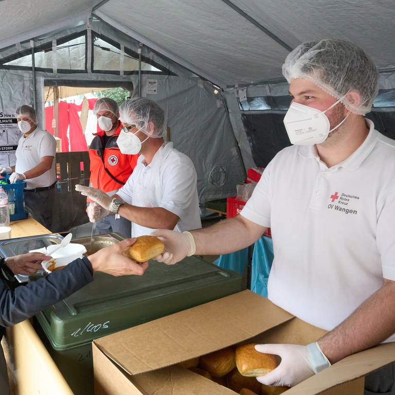 Helfer im Verpflegungszentrums des Deutschen Roten Kreuzes geben Essen an die Opfer der Flutkatastrophe aus. (Foto: dpa Bildfunk, picture alliance/dpa | Thomas Frey)