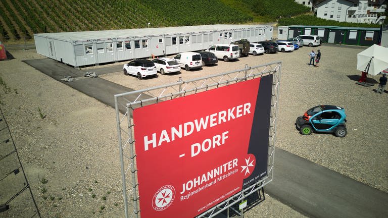 Das neue Handwerkerdorf in Dernau im Ahrtal bietet günstige Übernachtungsmöglichkeiten für Handwerker aus ganz Deutschland in Containern. (Foto: picture-alliance / Reportdienste, Picture Alliance)