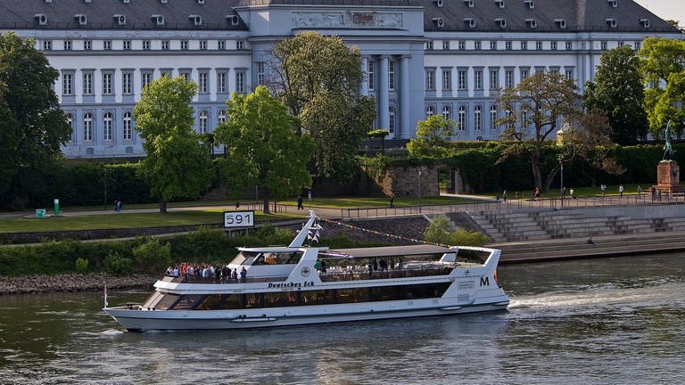 Fahrgastschiff auf dem Rhein bei Koblenz - wegen des Niedrigwassers können nicht mehr alle Anleger im Mittelrhein angefahren werden. (Foto: dpa Bildfunk, Picture Alliance)