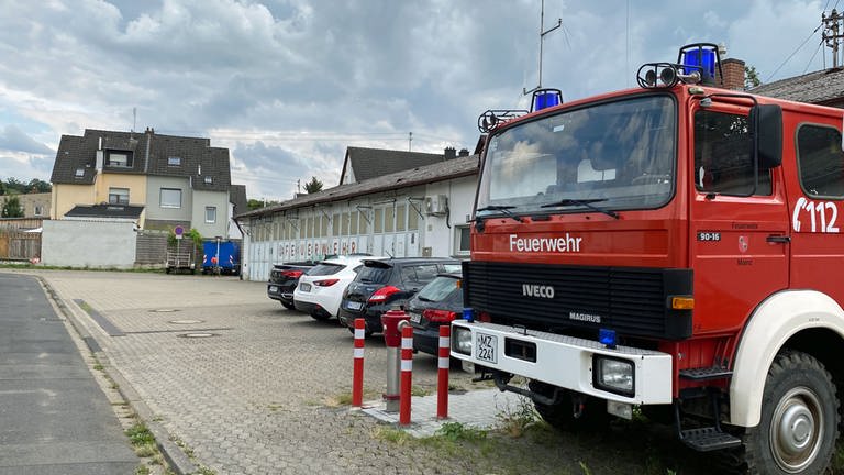 Einsatzfahrzeuge der Feuerwehr in Sinzig vor dem bisherigen Feuerwehrgerätehaus. 