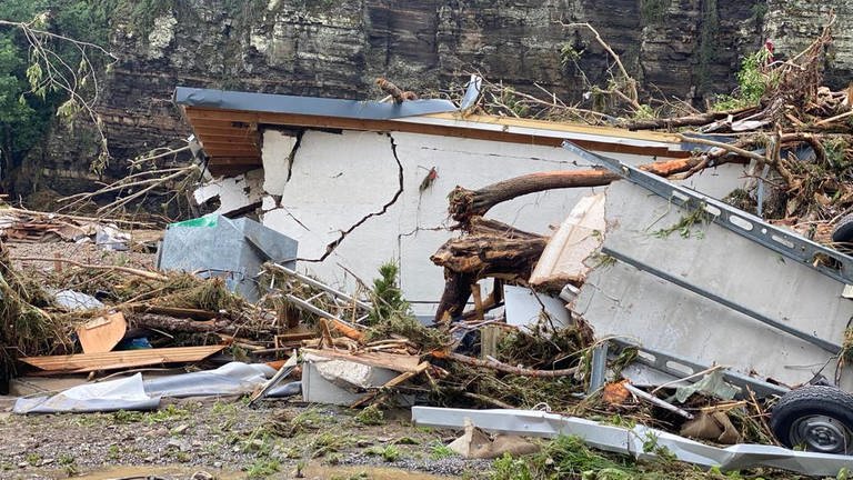Treibgut und eine zerstörte Hütte in Schuld an der Ahr. (Foto: SWR)