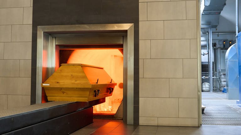 Ein Sarg wird im Krematorium in Dachsenhausen im Rhein-Lahn-Kreis eingeäschert (Foto: picture-alliance / Reportdienste, Picture Alliance)