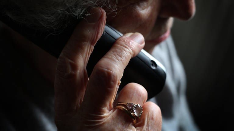 Eine ältere Frau hält sich einen Telefonhörer ans Ohr: Immer wieder werden vor allem ältere Menschen zu Opfern von Schockanrufern, so wie jetzt in Bendorf. (Foto: picture-alliance / Reportdienste, Picture Alliance)