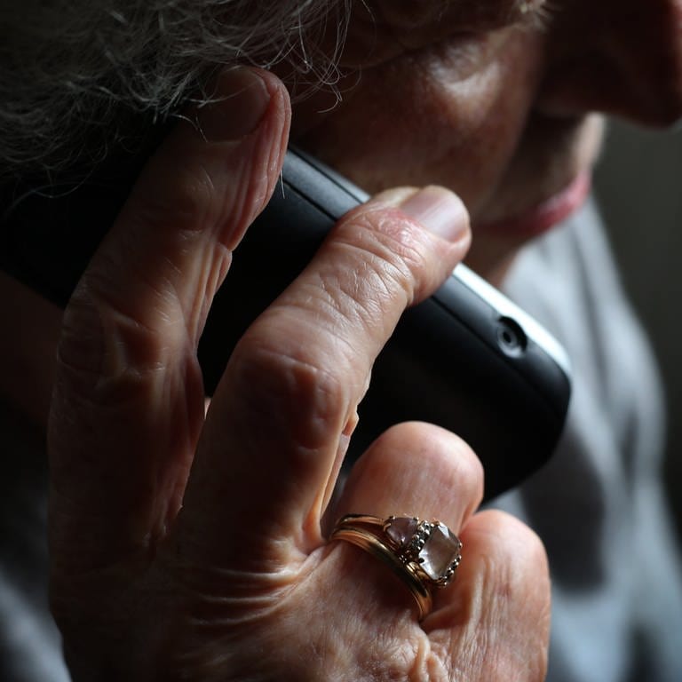 Eine ältere Frau hält sich einen Telefonhörer ans Ohr: Immer wieder werden vor allem ältere Menschen zu Opfern von Schockanrufern, so wie jetzt in Bendorf. (Foto: picture-alliance / Reportdienste, Picture Alliance)