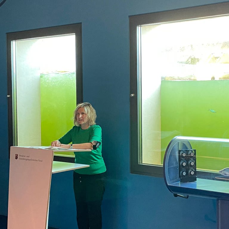 Klimaschutzministerin Katrin Eder stellt ein neues interaktives Lernspiel zu den Gefahren von Plastikmüll im Mosellum in Koblenz vor. 