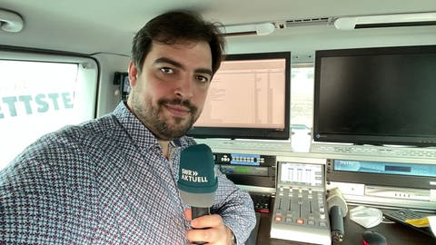 SWR-Reporter Constantin Pläcking im Live-Reportagewagen.