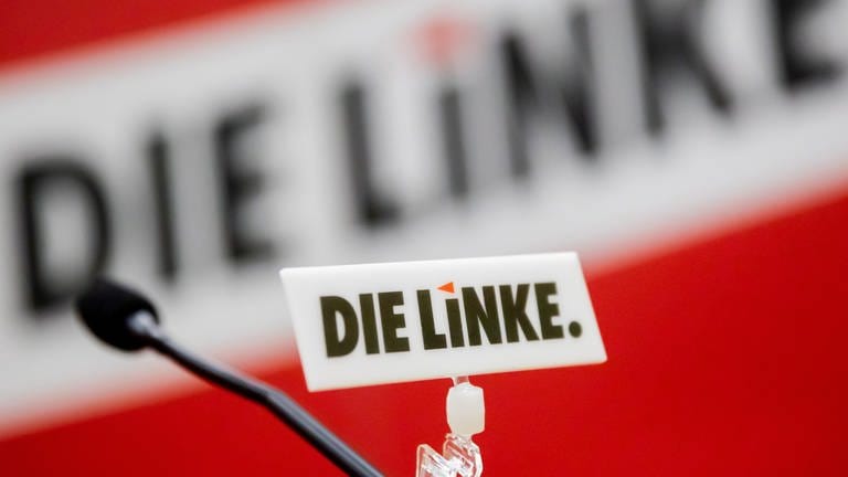 Das Logo der Partei Die Linke ist bei einem Sonderparteitag der Berliner Linken an einem Mikrophon zu sehen.  (Foto: dpa Bildfunk, picture alliance/dpa | Christoph Soeder)