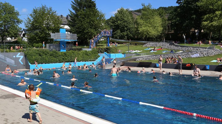 Viele Badegäste im Freibad in Linz (Foto: Pressestelle, Schwimmclub Linz)