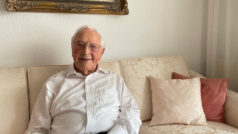 100-jähriger Hans Schönheit in seiner Wohnung in Bad Neuenahr.
