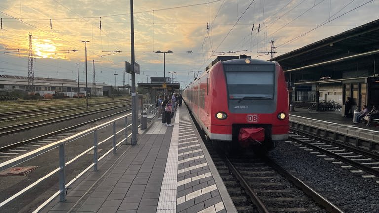 Penderinnen und Pendler steigen am Bahnhof Neuwied in die Regionalbahn-Linie RB27.  (Foto: SWR)