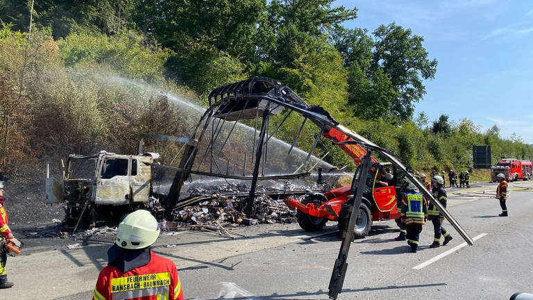 Die Feuerwehr löscht die Überreste des brennenden Lkw auf der A3 bei Sessenhausen.  (Foto: SWR)