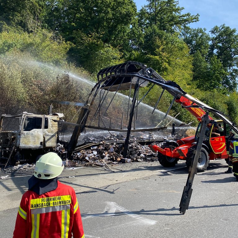 Die Feuerwehr löscht die Überreste des brennenden Lkw auf der A3 bei Sessenhausen.  (Foto: SWR)