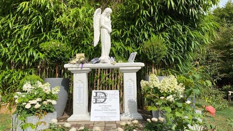 Ein Engel als Gedenkstatue in einem Garten in Vettelschoß. Er soll an die verstorbene Prinzessin Diana erinnern. (Foto: SWR)