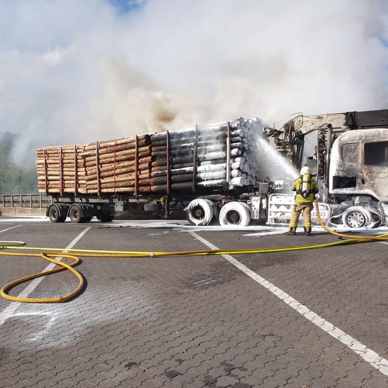 Löscharbeiten an brennendem Holztransporter (Foto: Pressestelle, Feuerwehr VG Asbach)