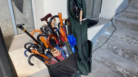 Regenschirme sind die Klassiker unter den Fundsachen. Etwa 200 werden bei der Versteigerung am Samstag verschenkt.  (Foto: SWR)