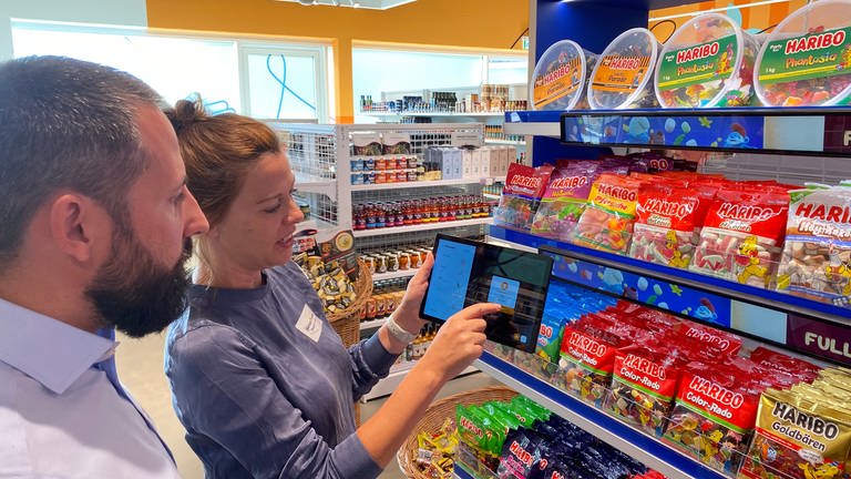 Mit einem Tablet wird ein Supermarkt-Regal abscannt (Foto: SWR)