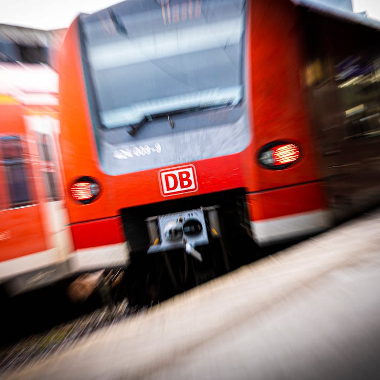 Zwei Regionalbahnen der Deutschen Bahn stehen am Morgen im Hauptbahnhof.  (Foto: picture-alliance / Reportdienste, Moritz Frankenberg)