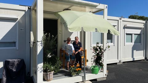 Bewohnerin Gisela Schmidt und ASB-Mitarbeiterin Bianca Jochen sitzen auf einer kleinen Container-Terrasse  (Foto: SWR)