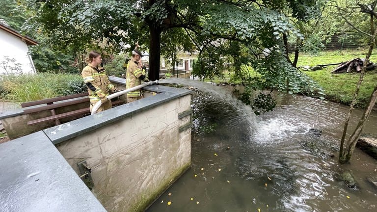 Die Feuerwehr der Verbandsgemeinde Kirchen füllt den Teich der Fischotter im Tierpark Niederfischbach. (Foto: SWR)