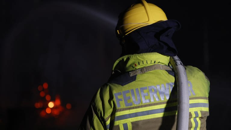 Bei dem Brand in Altenkirchen wurden drei Menschen verletzt. Zwei von ihnen schweben weiterhin in Lebensgefahr.  (Foto: picture-alliance / Reportdienste, picture alliance/dpa | Matthias Bein)