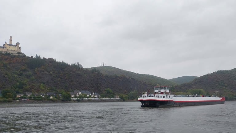 Tankmotorschiff fährt sich bei Braubach fest (Foto: Wasserschutzpolizei Koblenz)