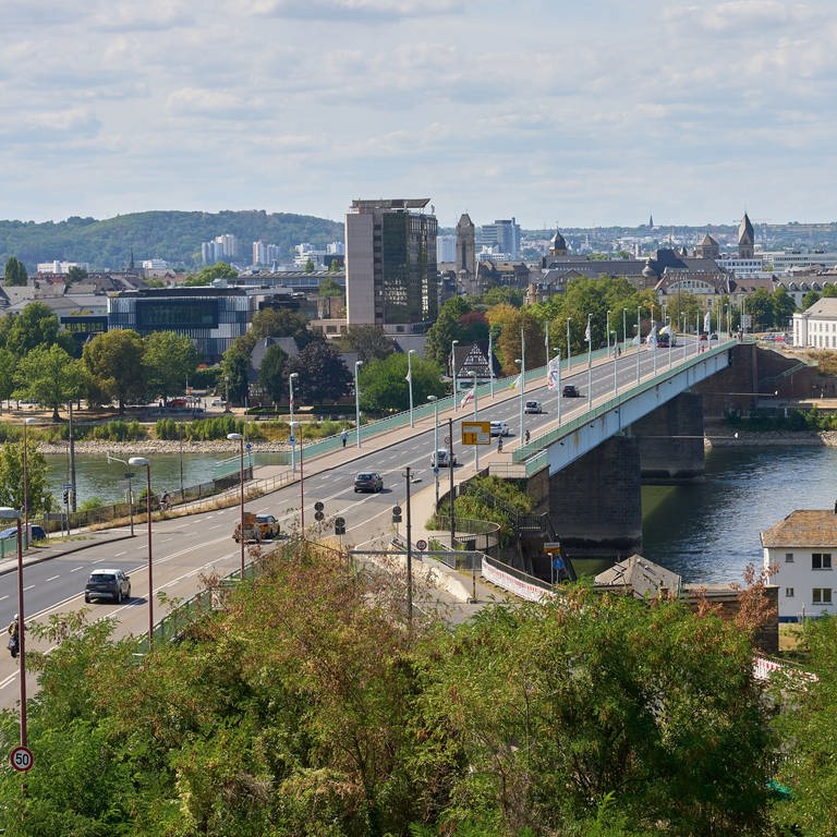 Die Pfaffendorfer Brücke in Koblenz - über die Finanzierung des Neubaus berät der Stadtrat.