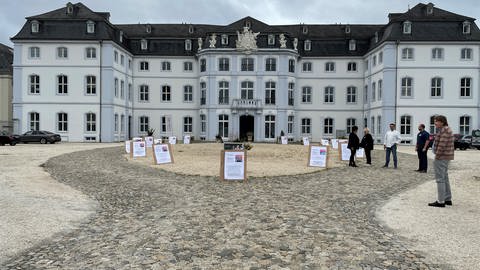 Vor Schloss Engers gibt es Protest wegen der Insolvenz der Betriebs-GmbH (Foto: SWR)