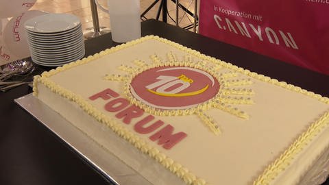 Torte zu 10 Jahre Forum Mittelrhein wird angeschnitten (Foto: SWR)
