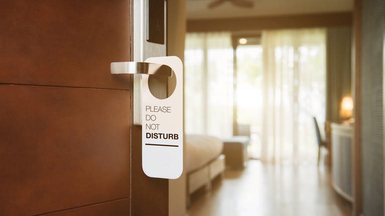 Koblenzer Start-Up will "Bitte nicht stören"-Schild an Hotelzimmertür durch neue App ersetzen. (Foto: IMAGO, IMAGO / agefotostock)