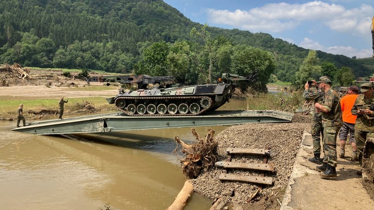 Einsatz der Bundeswehr bei der Flutkatastrophe 2021 im Ahrtal mit Panzer (Foto: picture-alliance / Reportdienste, picture alliance/dpa | Ira Schaible)