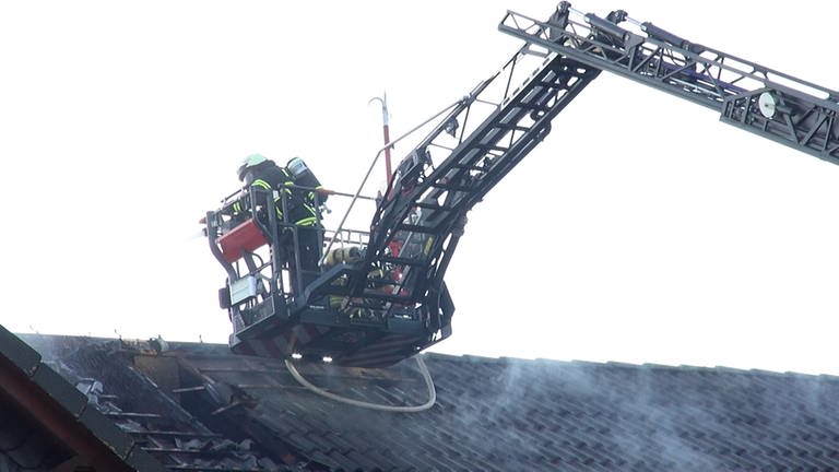 Der Brand in einer Schreinerei in Bell in der Eifel ist gelöscht (Foto: SWR)