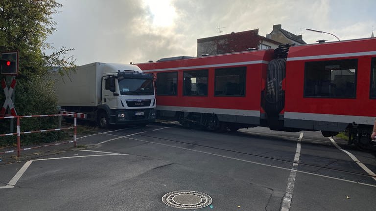 In Bad Neuenahr-Ahrweiler ist am frühen Mittwochmorgen ein Lastwagen mit einem Zug der Ahrtalbahn zusammengestoßen. Nach Polizeiangaben wollte der Lkw einen Bahnübergang überqueren. (Foto: SWR)